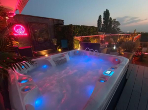 Spa de la Lune - Private love room suite with terrace and view - Air Conditioned- Double jacuzzi - Sauna - King size bed - Free WIFI - Free parking - Free breakfast - Close to CDG airport and to the N